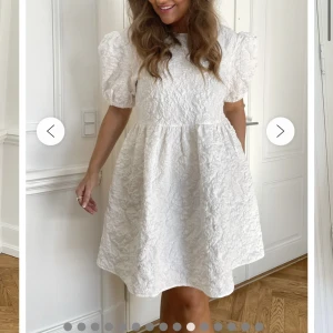 Vit klänning  - Säljer denna super fina vita klänningen✨✨Perfekt till studenten eller sommaren🤍🤍Helt oanvänd✨