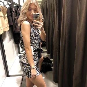 Klänning - Klänning från Zara som ser ut som en klänning men är egentligen en jumpsuit. Aldrig använd.❣️