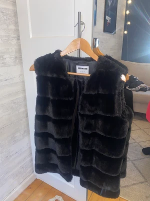Pälsväst - Använd 1 gång. tar bara plats i garderoben