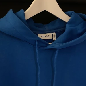 Blå hoodie  - Skrikblå hoodie från Weekday. Storlek S. Hör av er vid frågor:)