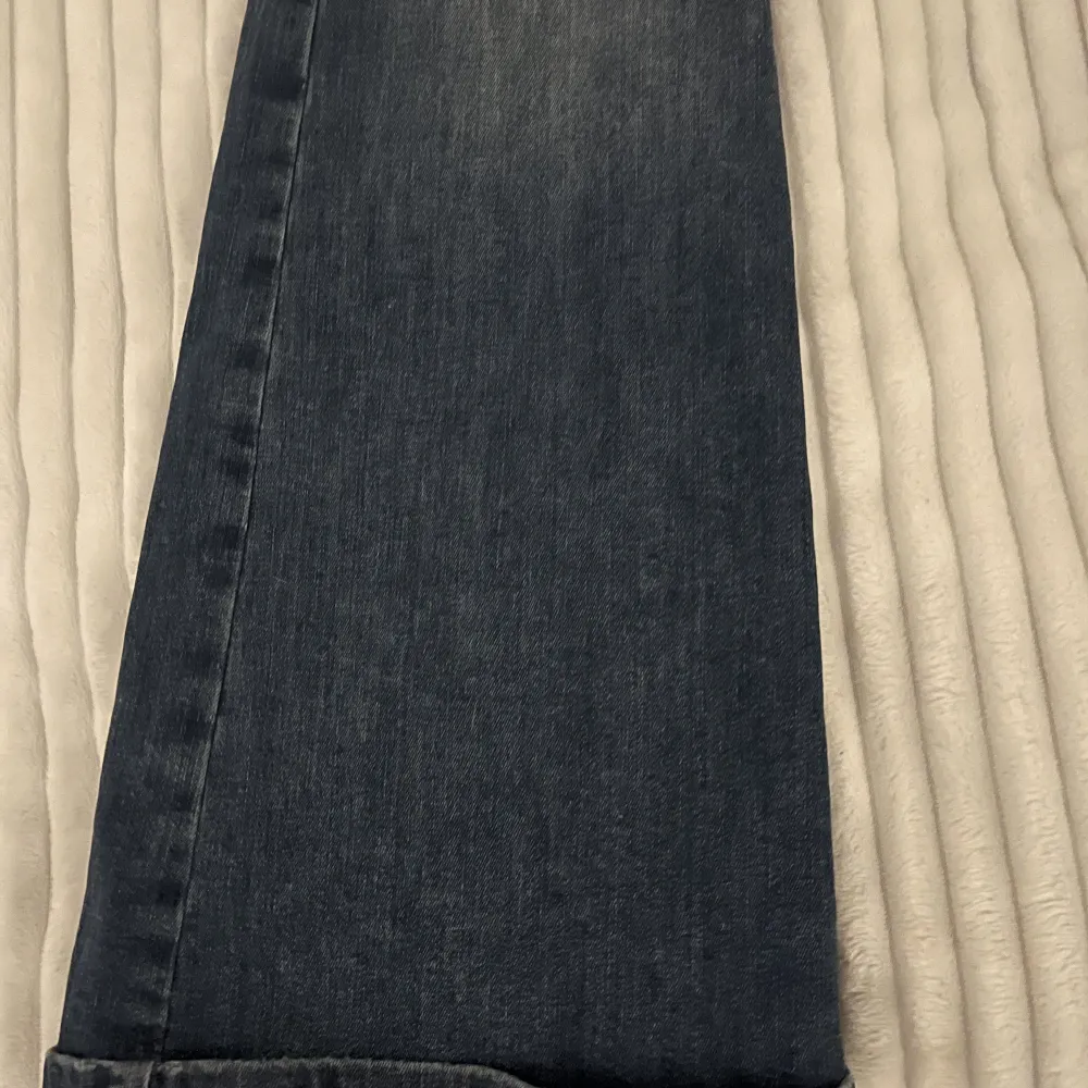 Ett par supersnygga lågmidjade jeans från veromoda. Andvända ett fåtalgånger och säljer då dem inte kommer till användning. . Jeans & Byxor.