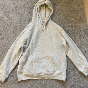 Säljer min beige/gröna hoodie från H&M i strolek S då den inte kommer till användning. Väldigt fint skick. Jag säljer den för 35kr💗 skriv privat för fler bilder