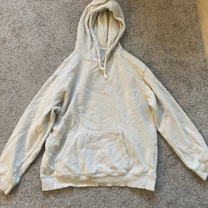 Hoodie - Säljer min beige/gröna hoodie från H&M i strolek S då den inte kommer till användning. Väldigt fint skick. Jag säljer den för 35kr💗 skriv privat för fler bilder
