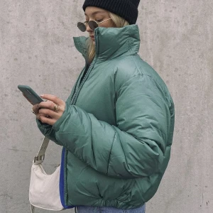 Jacka - Nyskick, endast använd 2 ggr. Blå/grön