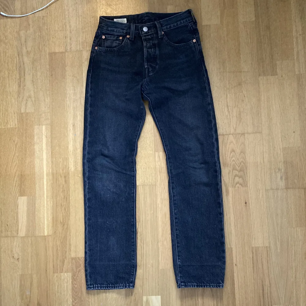 Nästan helt oanvända svarta Levis 501:or i storlek 27/30 Nypris ca 1000:- . Jeans & Byxor.