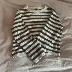 Stickad tröja - Säljer denna randiga stickade tröja från bikbok då den blivit för liten💞 skriv för fler bilder!