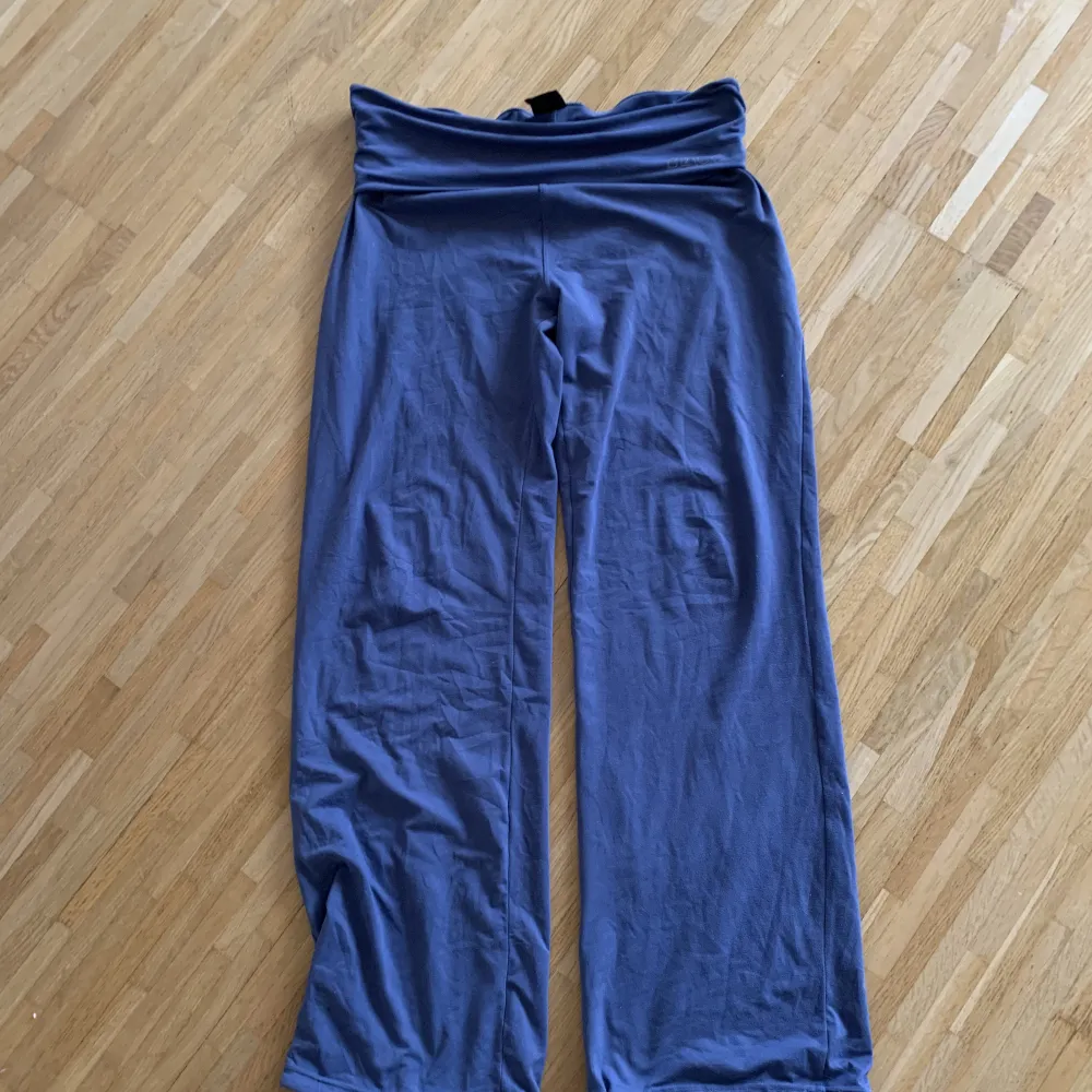 Yogapants i otroligt mjukt material, använd inte köp nu💗. Jeans & Byxor.