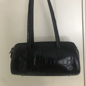 Super fin svart läder handväska 💗Köpt second hand men är i fint skick🥰Kan mötas upp i Nacka / Stockholm eller köparen betalar för frakten💞
