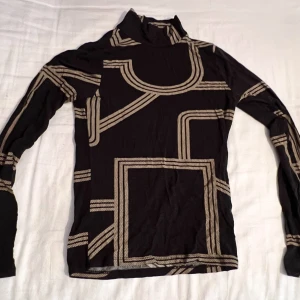 Tröja - Snygg svart ”guldig” topp som aldrig kommer till användning. Använd någon enstaka gång! 