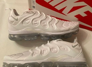 Nike vapormax plus  - Hej säljer nu mina smått använda Nike vapormax plus. Då jag redan har andra skor, skorna har inget slitage dem är så gott som nya Skorna är äkta.