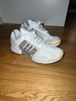 Adidas Climacool  - Adidas Climacool Använda ett par gånger. Mycket fräscha. 40/5 storlek. Nypris 1299 Mitt pris 600kr