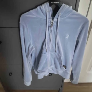 Juicy tröja  - Säljer denna juicy tröja i bra skick, vid snabb affär kan jag gå ner i pris 