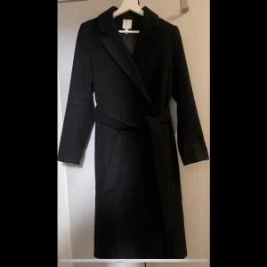 Jätte fin kappa från H&M - Jätte fin kappa från H&M, dock ett hål i innerfickan på höger ficka. Priset kan diskuteras 