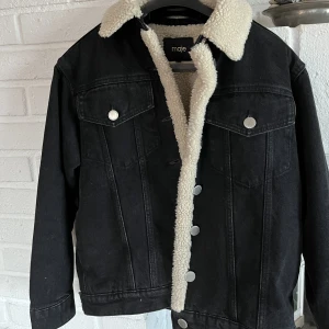 Maje jacka - Såå fin Maje jacka!!! Den är fodrad och funkar perfekt höst/vinter/vår. Inköpt förra våren för 395 euro (~4400kr). Den är i nyskick utan några anmärkningar. Storlek 40, något liten i storleken. Se bild 2 för hur den sitter på mig som S. Buda gärna💕💕