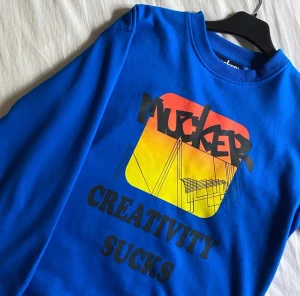 Mucker Sweater / Sweatshirt (S) - Mucker tröja i storlek S (men lite stor i storleken), köpt på från butiken ”Från Ö till A” för ett nypris på 1000kr. Aldrig använd och går inte att köpa som ny längre då sortimentet utgått. Från djurfritt och rökfritt hem! Tveka inte å skriva vid frågor!
