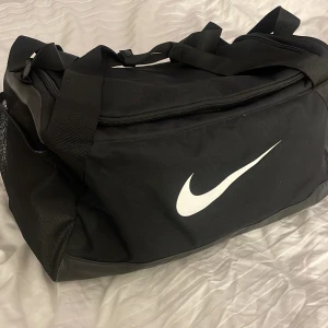 Sport bag - Rymlig sportbag från Nike, hem och i väldigt bra skick! Finns även olika fack. Skriv privat för fler bilder 
