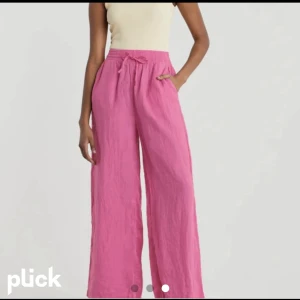 Rosa linneabyxor - Rosa linnebyxor i storlek 32 från ginatricot. Passar även 34-36. Säljer pågrund av att dom aldrig har kommit till användning. 150kr