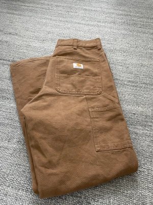 Carhartt single knee pants  - Väldigt fint skick på dessa! Size 31/32