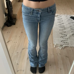 Lågmidjade Levi’s jeans - Assnygga Lågmidjade bootcutjeans från Levis. Storlek 26 men ganska stretchiga. Köpta på second hand men jättebra skick. Frakt 60kr men kan även mötas upp