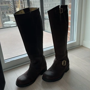 Johnny bulls  - Ett par bruna Johnny bulls skor, i princip helt oanvända. Max använda 2 gånger men nu passar dem inte mig. Säljs för 1000kr , strl 38 men skulle säga 37 också 