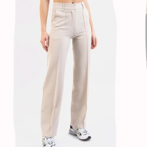 Kostymbyxor - Kostymbyxor från madlady, ser mörka ut på min bild men det är ljuset. Så bra passform😍storlek 36 med längden short! Använda ca 2 gånger bara så fint skick.