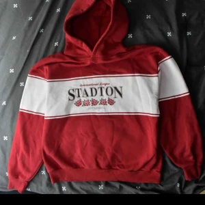 Vacker, varm huvtröja - Vacker, varm, ljusröd huvtröja.  Mjukt och behagligt material.  Använd men mycket bra skick.