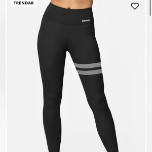 Stronger byxor - Säljer mina stronger träningsbyxor som är använda typ 3 ggr. Så dom ser nya ut. Dom har små lufthål längst ner på baksidan av benen som är till för att om man blir varm så luftar det. Dom har även en ficka dör bak som man ser på bilden. Orginal pris:799kr