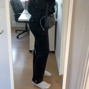 juicy byxor - Säljer mina svarta juicy byxor som är köpa på nelly i höstas. De har inga defekter ❤️