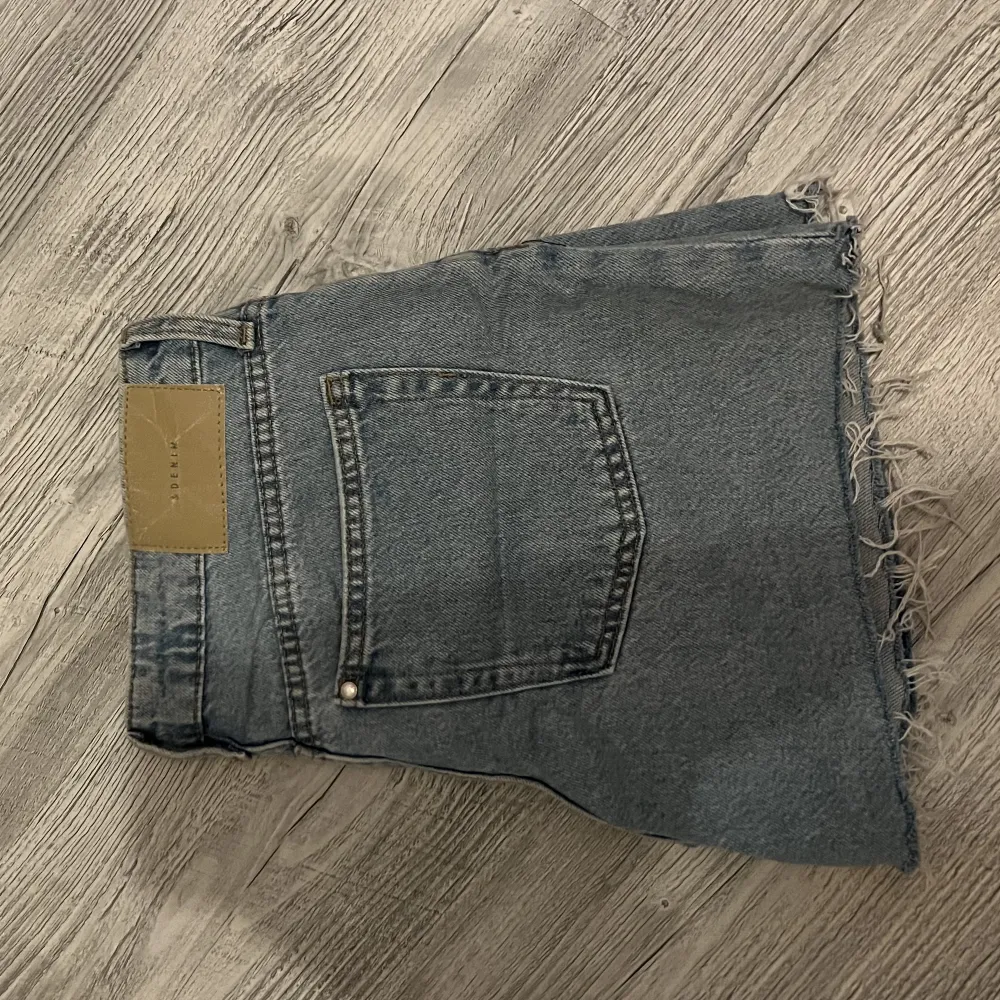 snygga baggy jeansshorts från hm, använda fåtal gånger i somras.om frågor hör gärna av er, om många intressen startas budgiving! köpare står för frakt! . Shorts.