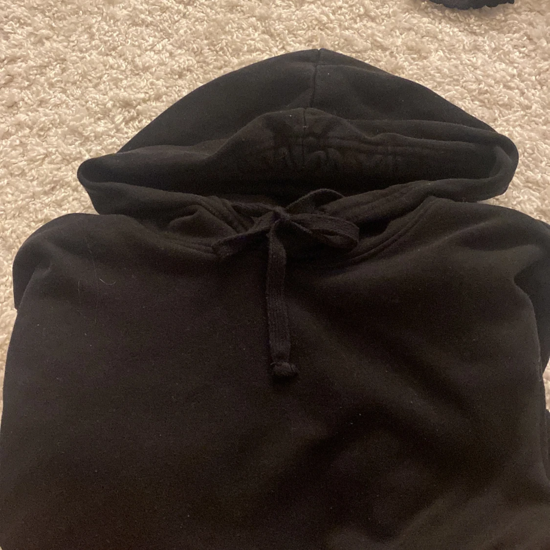 Basic svart hoodie  - 90