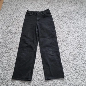 Svarta jeans - Svarta jeans som är i nyskick men tyvärr har dem fått en liten skada på ena benet som inte syns så mycket, dem är från Lindex och är i storlek 146, och är ganska korta på mig som är 1,54! Om ni vill ha fler bilder så kan ni skriva privat till mig. 