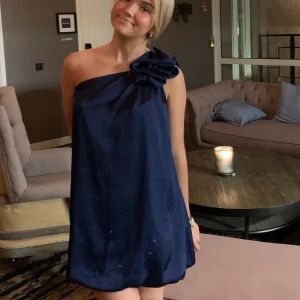 Klänning strl s från Mustara seed  - Säljer denna fina one shoulder klänning från mustard seed! Strl s💗💗