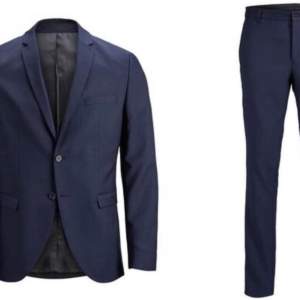 Jack & Jones premium super slim fit kostym, blå/dark navy   Kavaj strl.52 Byxor strl.54  Kostymen är endast använd vid ett tillfälle, så den är i nyskick. Nypris: 1599 kr  Finns att köpa i Upplands Väsby men kan även skickas mot att köpare står för frakt.