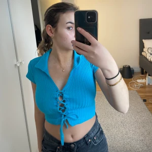 Blå topp - Jättefin, somrig t-shirt som tyvärr blivit för liten. Köpte för ett tag sedan på ASOS men kommer inte till användning längre. 💕💕 lite turkos/blå!