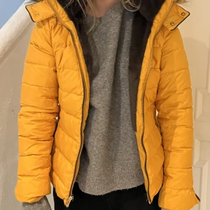 Jacka - Jacka ifrån zara i en skit cool färg, står L på jackan men passar mig perfekt som är 36. Nyskick. Tryck EJ på köp nu