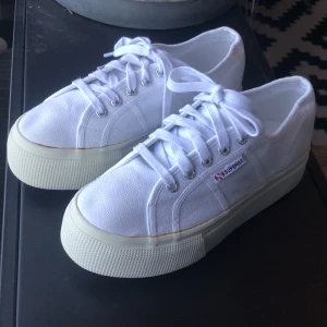 Superga Platform Sneakers  - Säljer mina vita Superga Sneakers! Använda max 2ggr, köpta för några år sen och i fint skick. Är en liten fläck på sidan av dem, skriv så skickar jag bild 💕