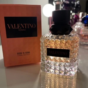 Valentino parfym - Säljer helt ny valentino born in Roma coral fantasy pga av att jag köpte fel doft😭 endast testad!!! 