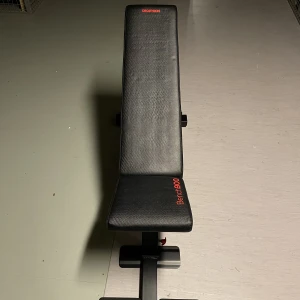 Justerbar träningsbänk - Oanvänd träningsbänk där man kan justera gradera på bänken. Nypris 1699kr