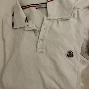 Moncler pike - Moncler pike Strl L Cond 8/10 Pris 900kr  Vid fler bilder/frågor så hör av er