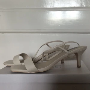Klackar/sandaletter - Beige sandaletter från nelly, lite smutsiga på och under sulan samt slitet på klacken (bild 3) men inget som man tänker på när man använder dem🤗 stl 39 men passar mig som har 40 i vanliga fall