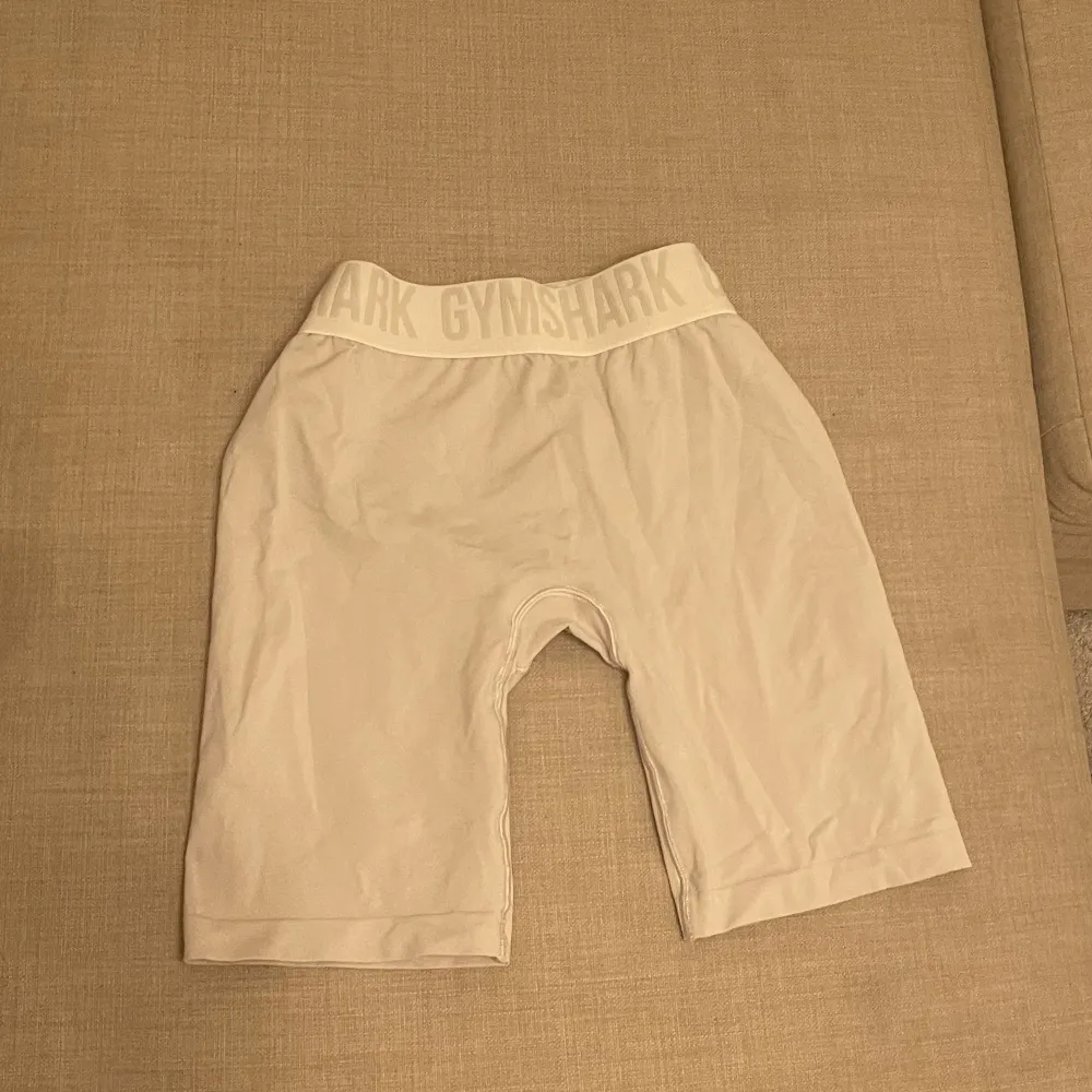 Vita Gymshark Shorts oanvända i storlek S. . Jeans & Byxor.