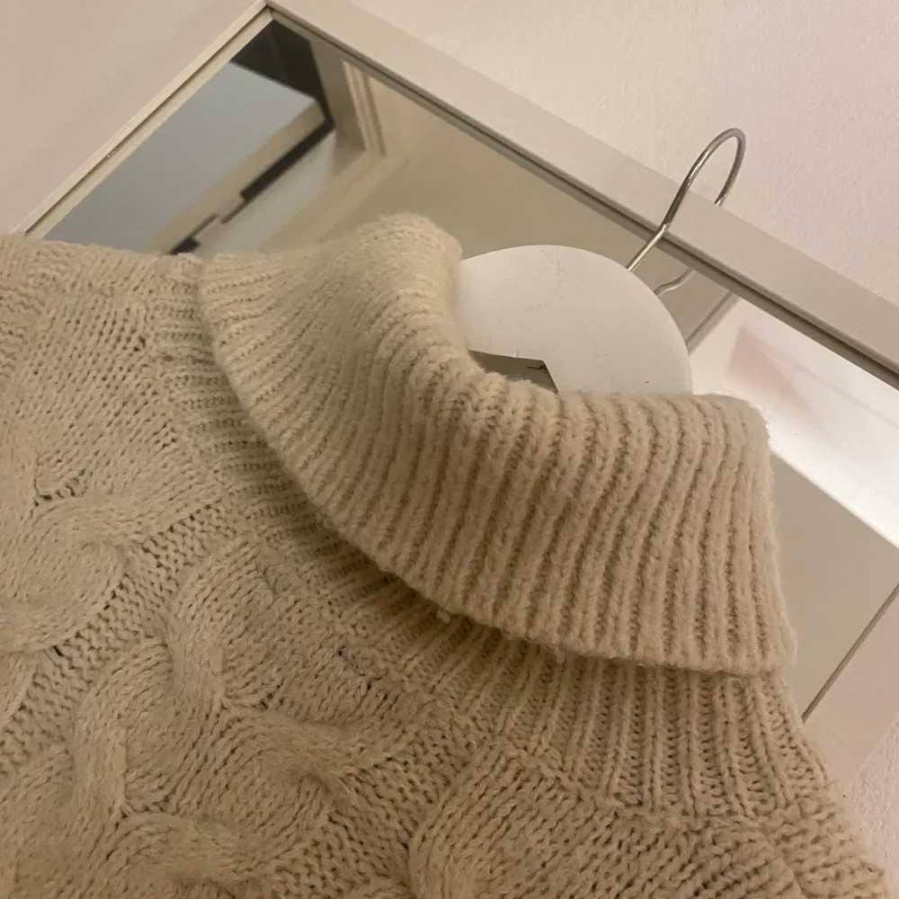 Kabel stickad tröja från Lindex, ny pris 500kr. Tröjan är ganska oversized. Säljer ganska billigt pga den har blivit lite nopprig😊ish krämvit/ljus beige färg . Stickat.