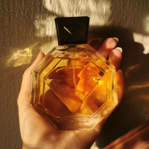 Fine Gold 999.9 Women Eu De Parfum - Helt ny och jag har fortfarande paketet till perfymen kvar.  😍Originalpris: 150 kr