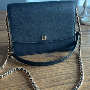 Tory burch ROBINSON CONVERTIBLE SHOULDER bag - Säljer denna , använd 2-3 ggr. 