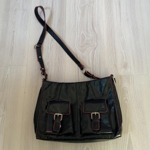 Axelremsväska - Väldigt gullig väska med flera fack (både inuti och utanför). Jag använde den som skolväska ett tag men sen tröttnade. Oavsett väldigt gullig och fin att ha. Om du vill ha fler bilder eller har någon annan fråga, tveka inte att skriva! ⭐️🙌🏼🌸