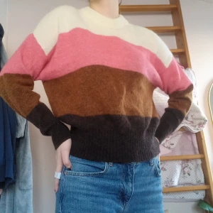 Stickad tröja - Stickad tröja i olika färger. Använd men inga tydliga defekter. Pris går att diskutera💌