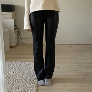 Läder byxor  - Snygga läderliknande byxor med flare/straight fit. Har gjort hål på insidan så man kan dra ett snöre igenom för att justera midjan men syns såklart inte på utsidan. Köps via Swish (frakt 54 kr) eller köp nu 💋
