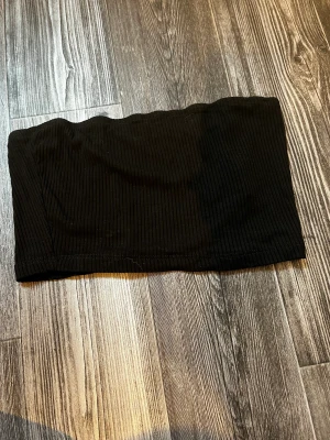 Tube topp - Säljer denna tube toppen från shein köptes för 49 och säljer för 29kr ❤️ passar på mig som är 169cm säljer pga den kommer inte till användning 