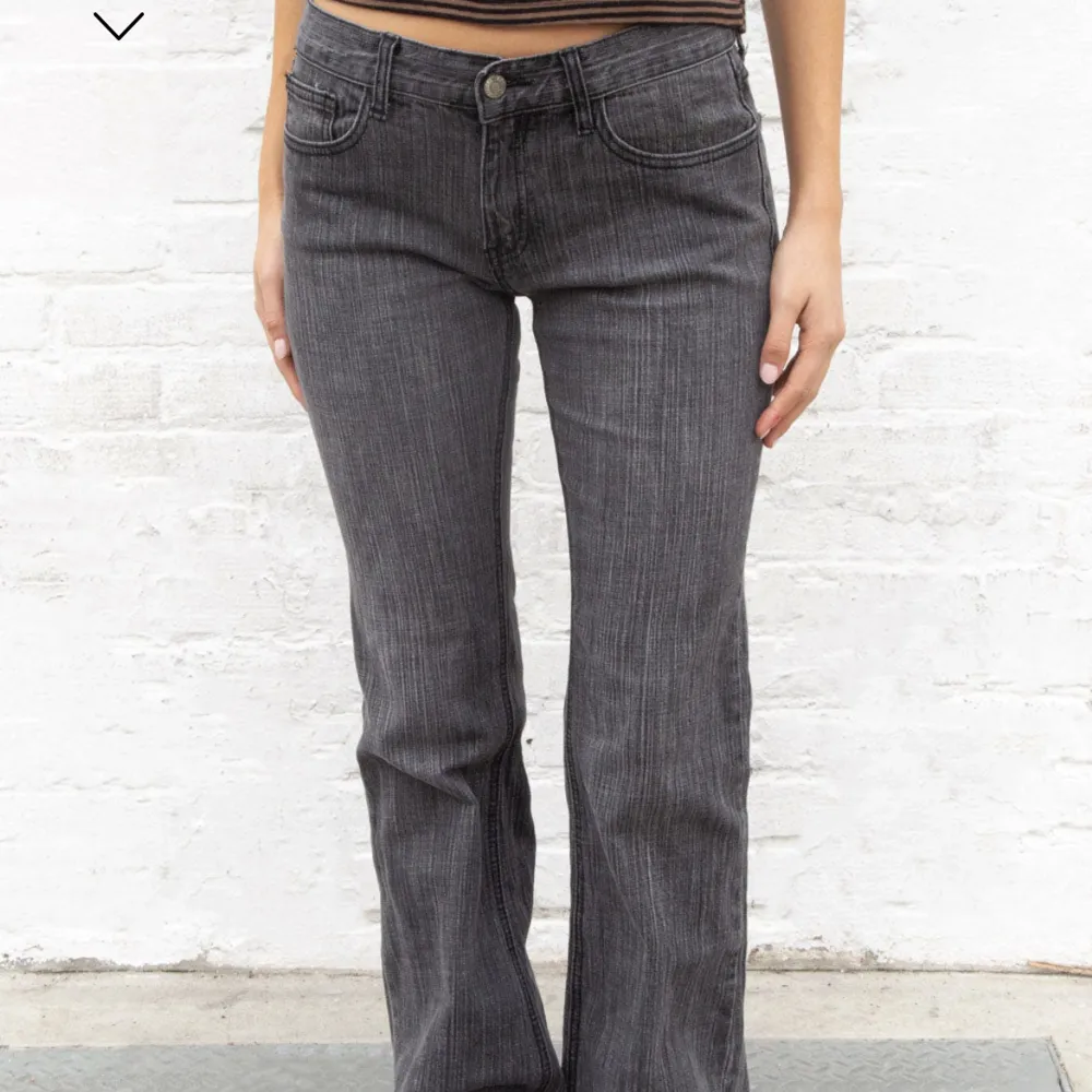 Helt nya Brielle 90’s Jeans från Brandy Melville. Lågmidjade och vida nedtill.. Jeans & Byxor.