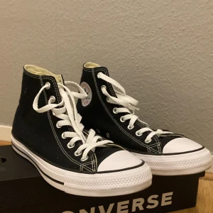 Svarta Converse - Svarta Converse i nyskick använda ca 3 gånger köpta på Boozt